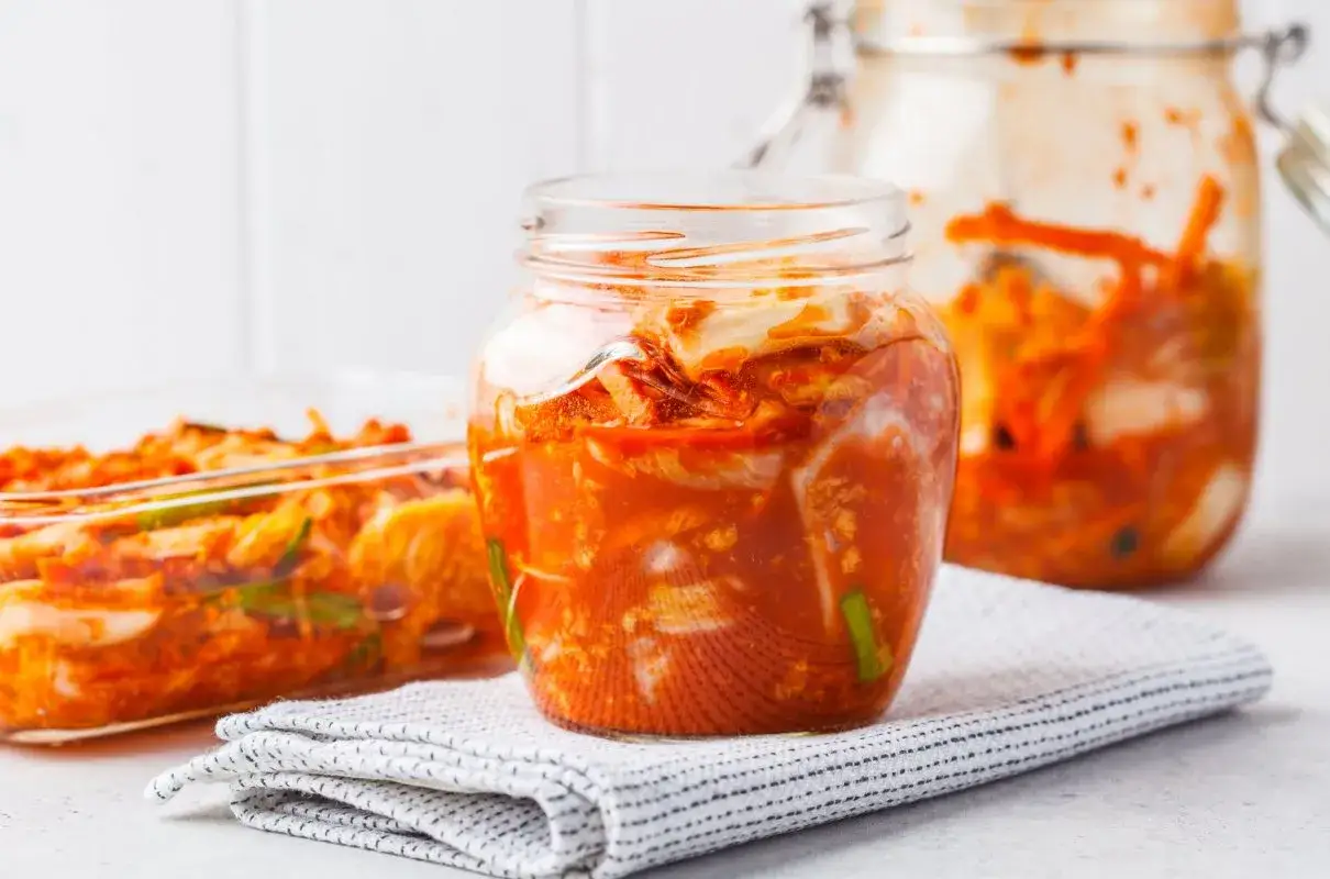 Słoiki i naczynie pełne pikantnego, fermentowanego kimchi. To koreańskie danie, które warto poznać!