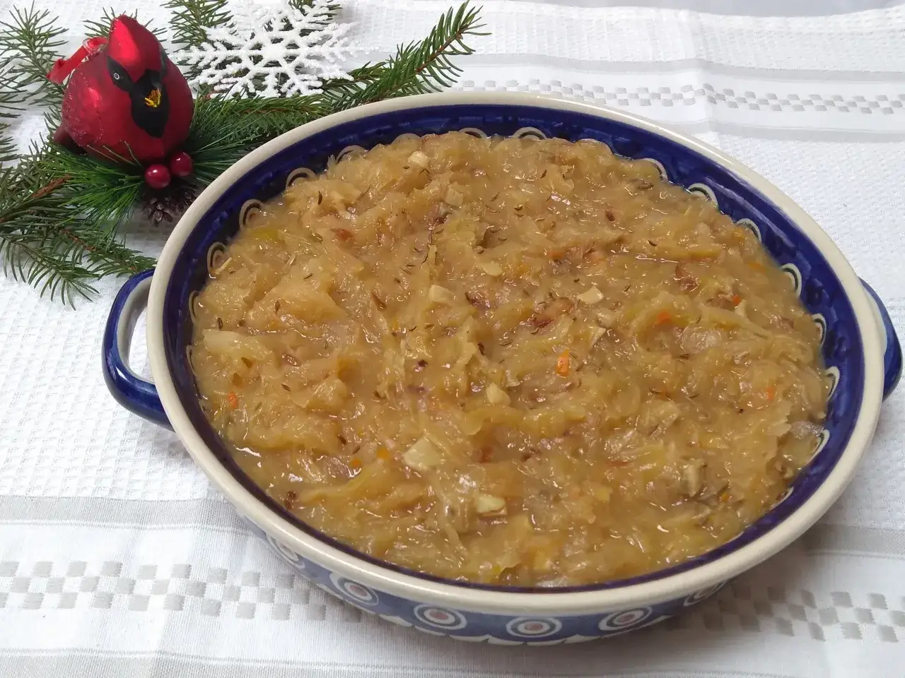Gotowa kapusta zasmażana w ozdobnym naczyniu, idealna na Wigilię. Dowiedz się, jak zrobić kapustę zasmażaną krok po kroku.