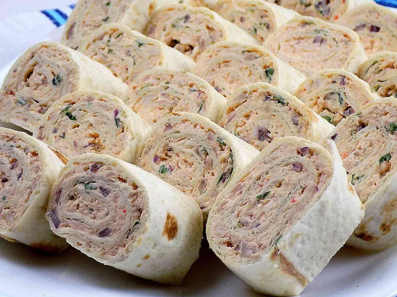 Roladki z tortilli na 3 sposoby, z farszem z mięsa mielonego, warzyw i ziół, pokrojone w plastry.
