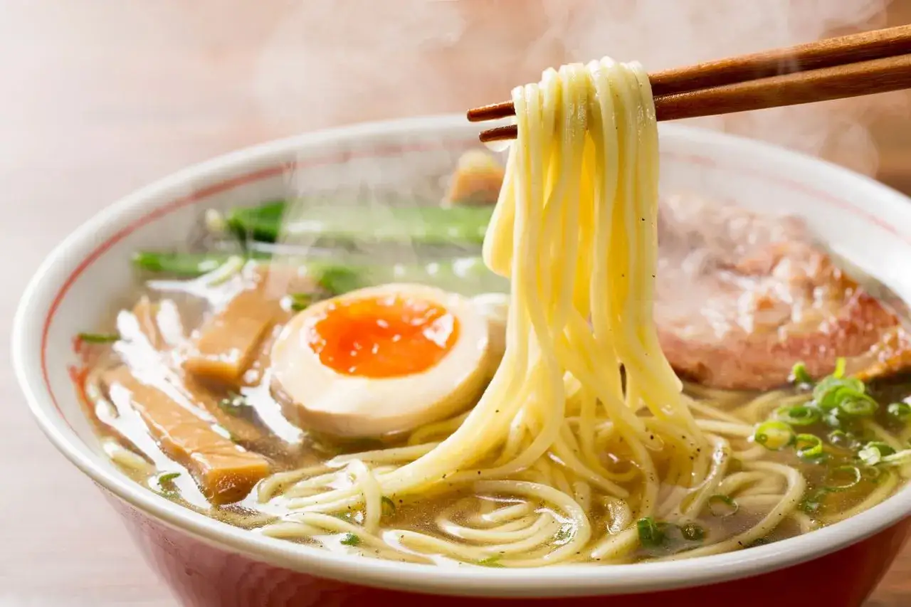 Gorący, parujący ramen z jajkiem i mięsem. Czy ramen jest zdrowy? Zależy od składnik&oacute;w, ale ten wygląda apetycznie!