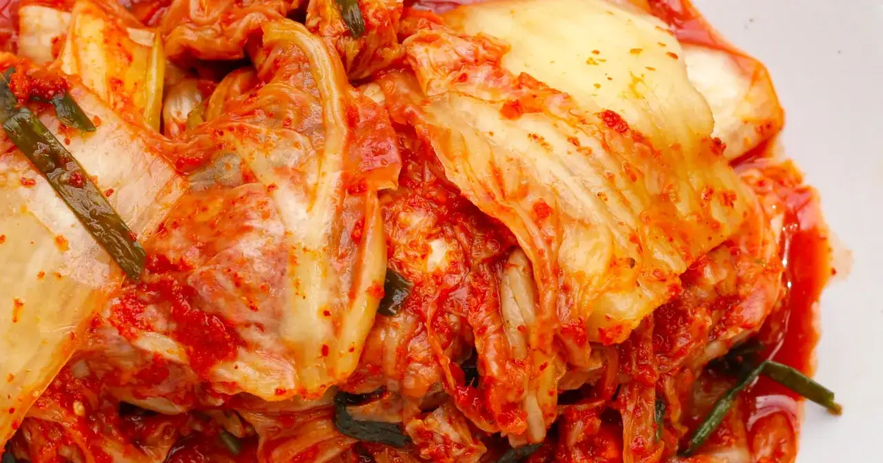 Pikantne, fermentowane warzywa, czyli kimchi. To danie, które warto znać, jeśli interesuje Cię kuchnia azjatycka.