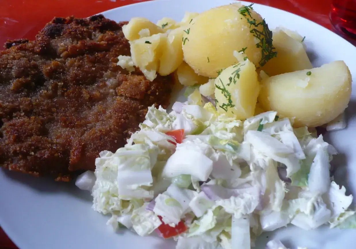 Schabowy z ziemniakami i sur&oacute;wką z kapusty pekińskiej. Idealna jaka sałatka do schabowego!