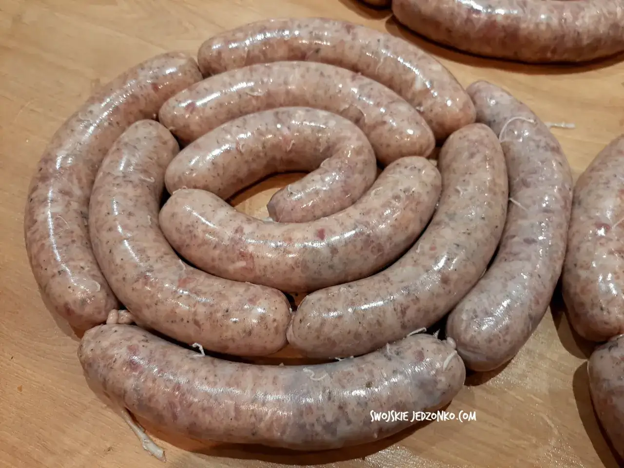 Biała kiełbasa przepis na 3 kg. Świeżo przygotowana, zawinięta w warkocz, gotowa do pieczenia lub gotowania.