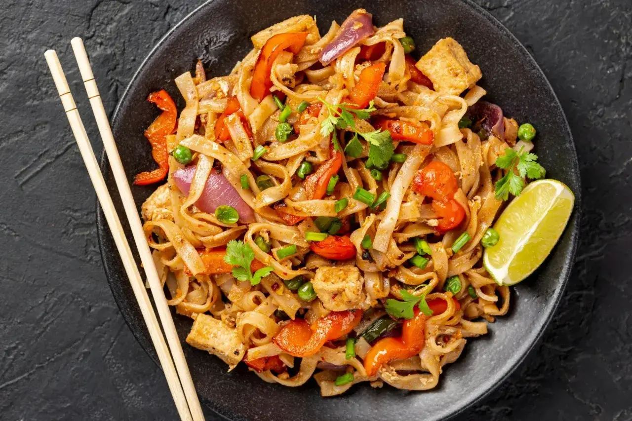 Pyszny Pad Thai z tofu, warzywami i makaronem ryżowym. Idealny przepis, jak zrobic pad thai w domu.