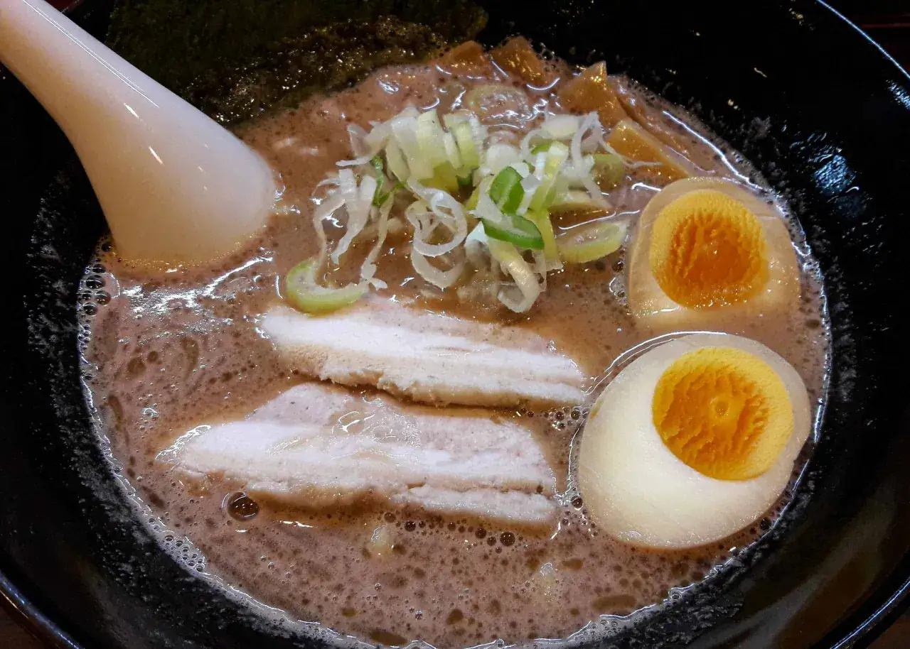 Idealne jajko do ramen: miękkie, żółte i gotowe do zanurzenia w bulionie.