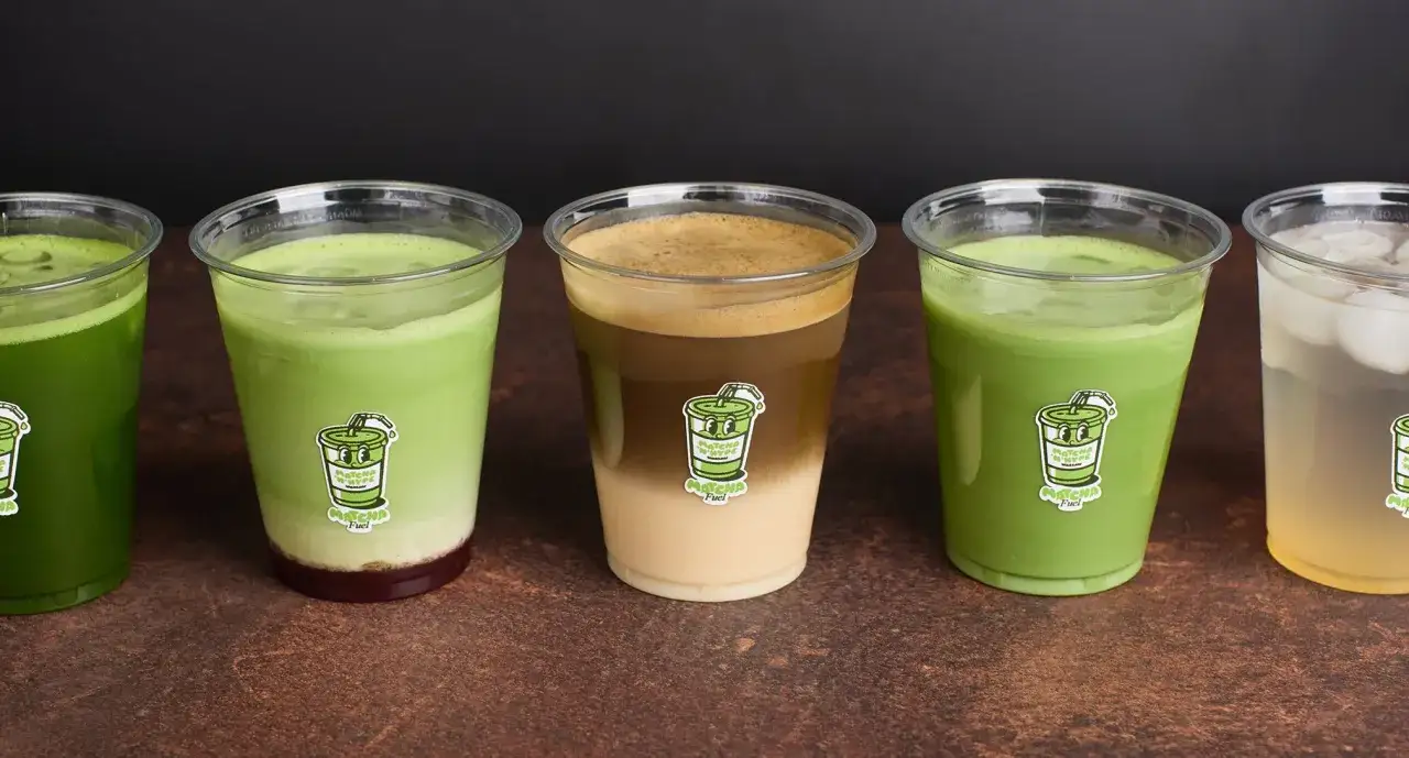 Rząd zielonych napojów i jeden kawowy. Gdzie kupić matcha latte? Tutaj!