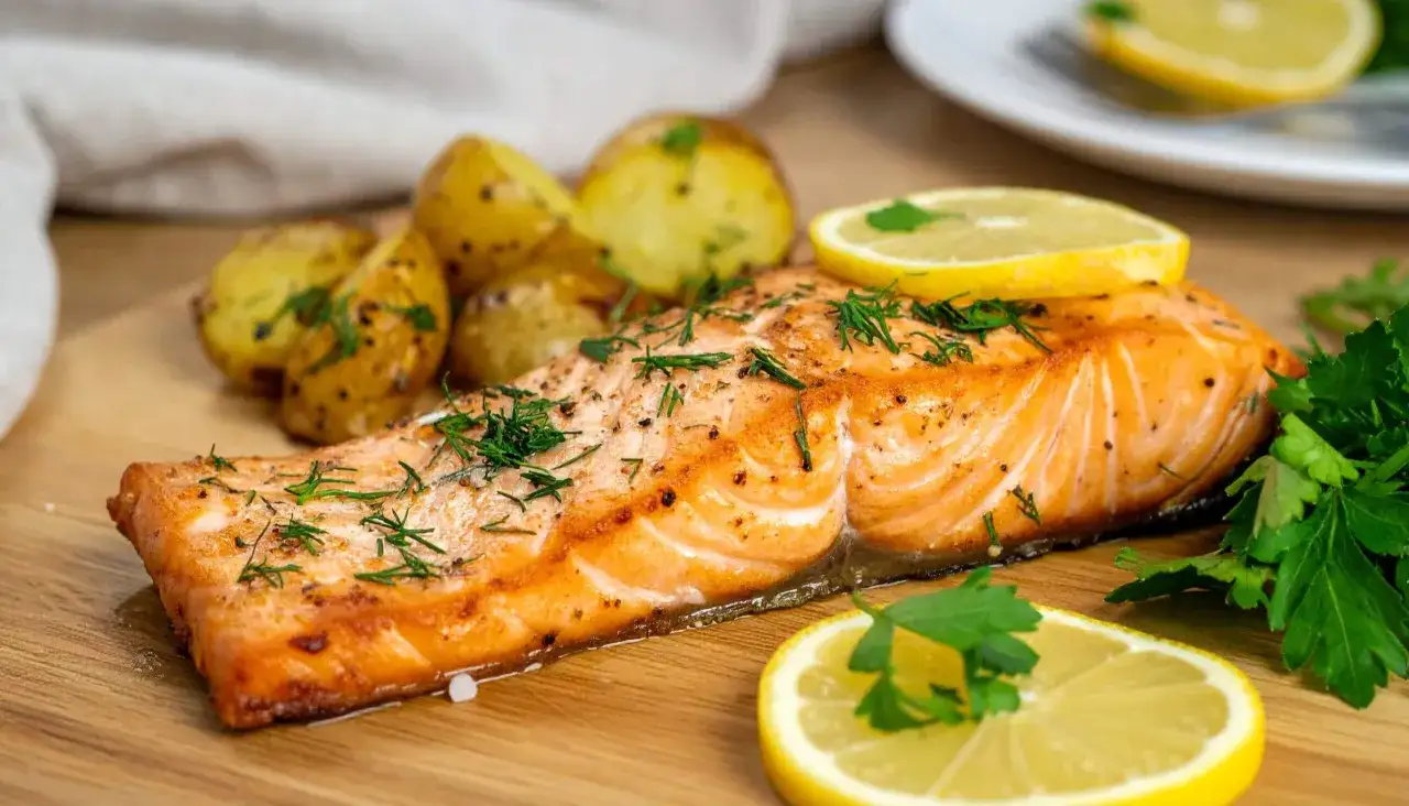 Soczysty łosoś z ziemniaczkami, cytryną i koperkiem. Idealne air fryer przepisy na szybki obiad.