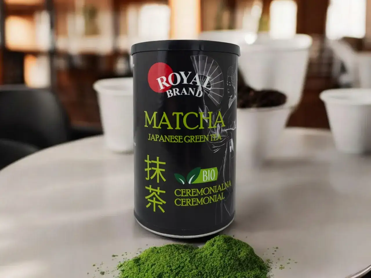 Puszka Royal Brand Matcha, czyli japońska zielona herbata ceremonialna, obok garści zielonego proszku.