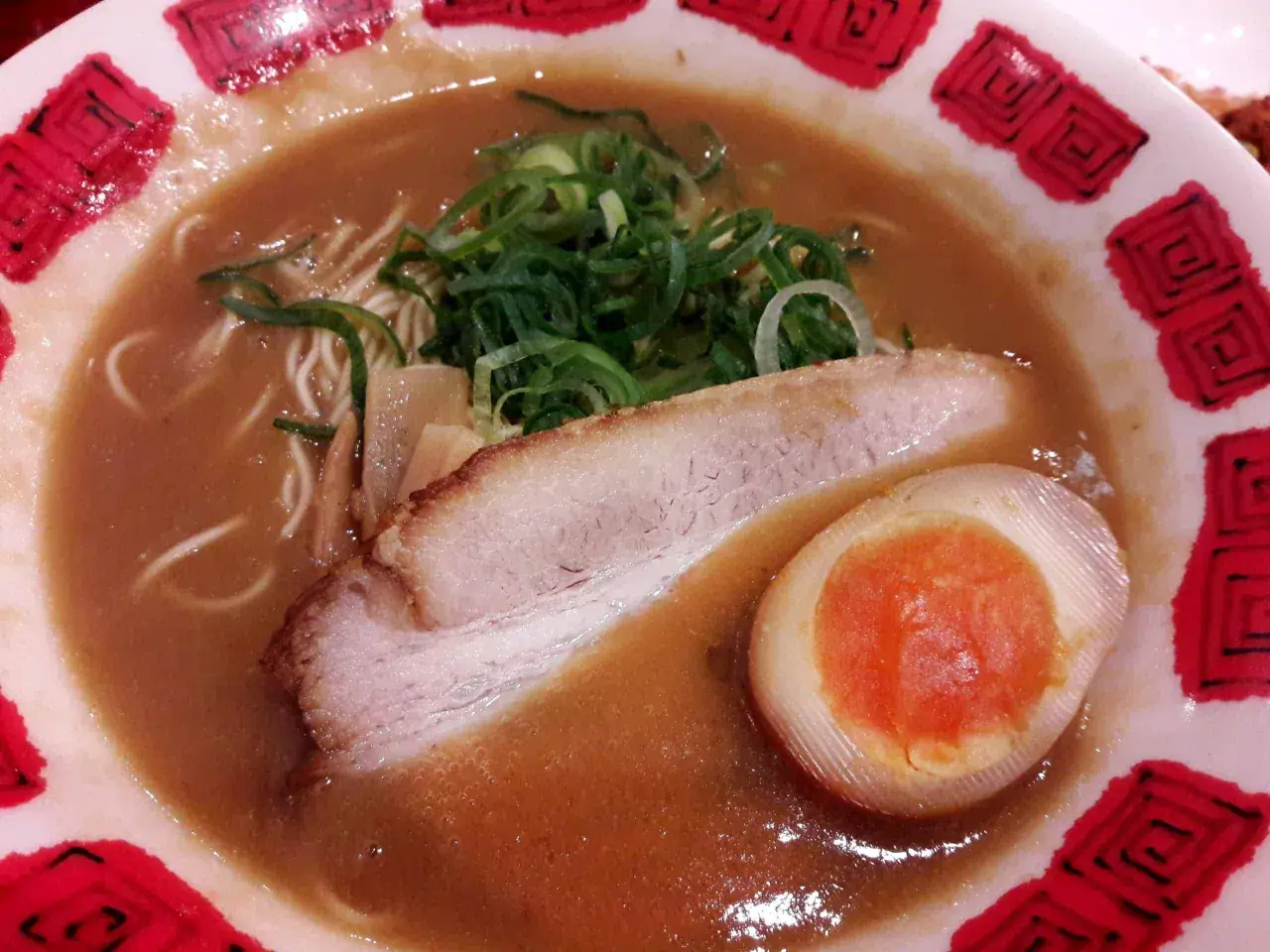Pół jajka na twardo z płynnym żółtkiem, idealne do ramen. Dowiedz się, jak ugotować jajko do ramen, by uzyskać taki efekt.