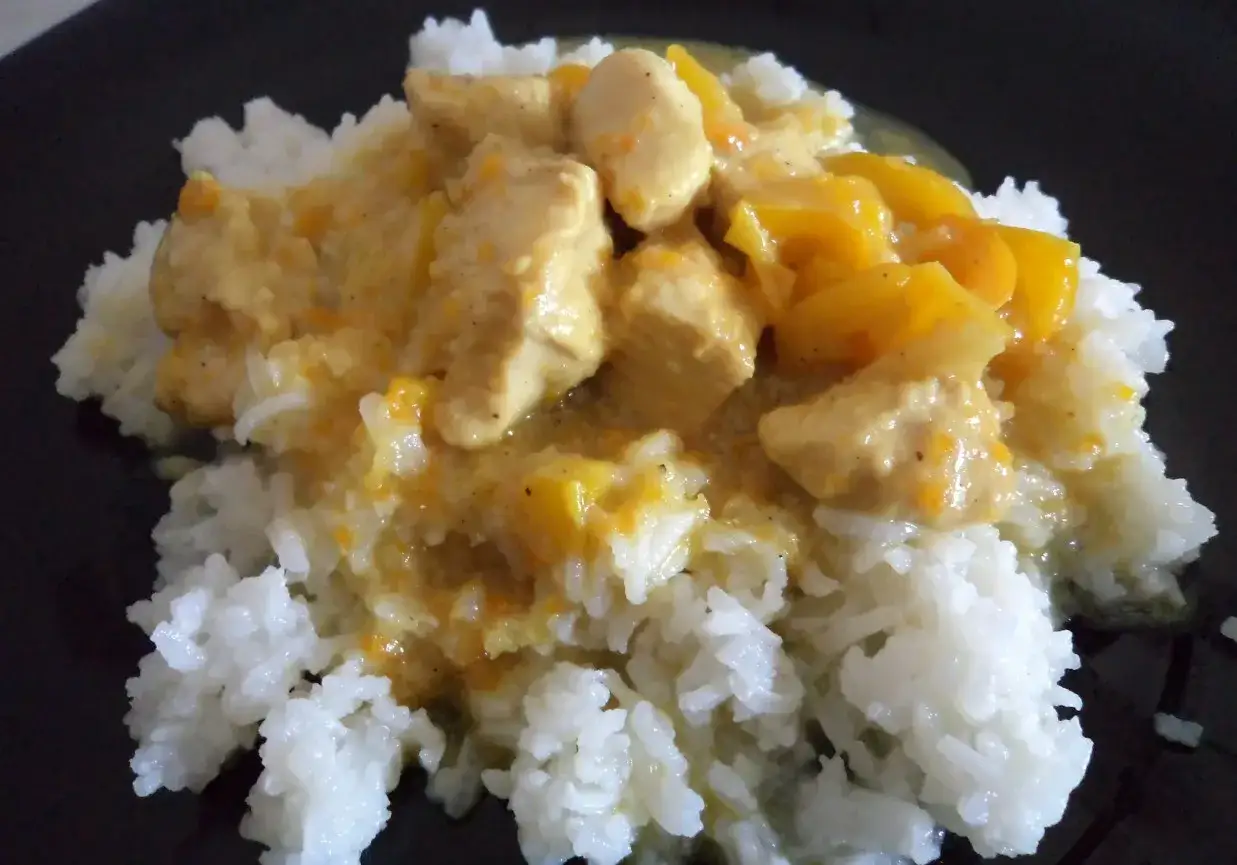 Kurczak w sosie curry z brzoskwiniami na ryżu. Prosty przepis na pyszny obiad.