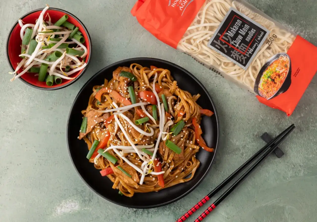 Gotowy makaron chow mein z warzywami i kiełkami fasoli. Opakowanie makaronu chow mein sugeruje, ile gotować, by uzyskać idealną konsystencję.