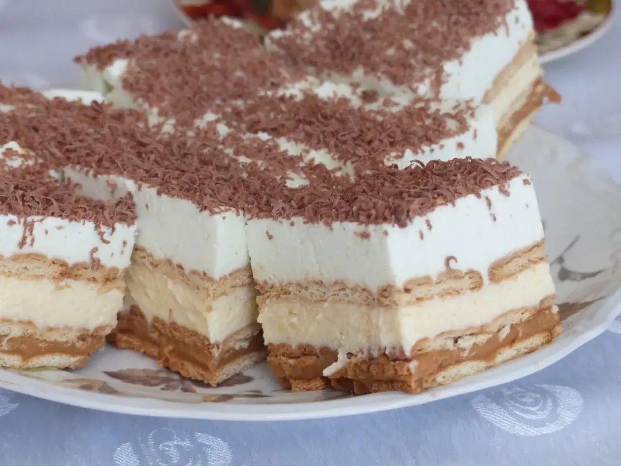 Pyszne, tanie ciasto bez pieczenia z herbatnikami, kremem i polewą czekoladową. Idealne na deser!
