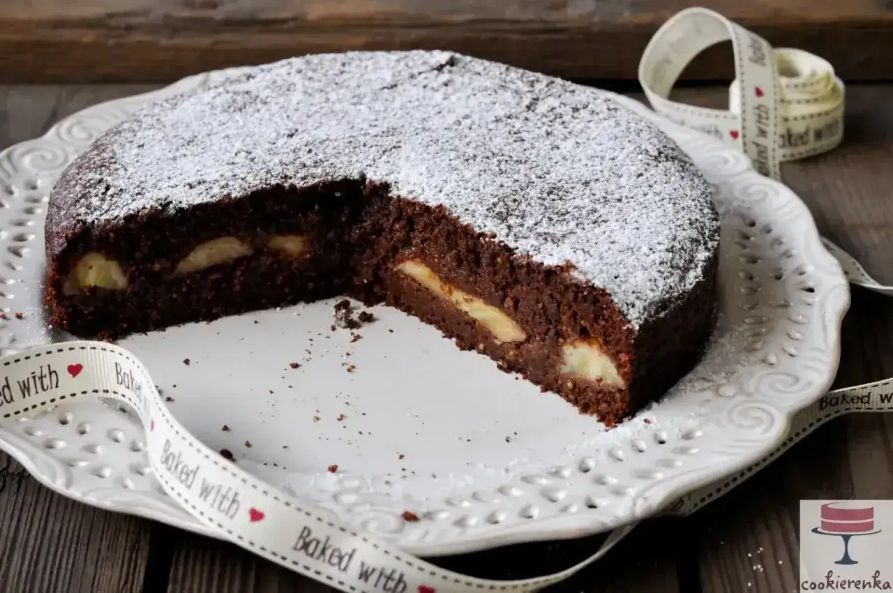 Czekoladowa babka jajowata z kawałkami banana, posypana cukrem pudrem. Pyszny deser, który warto zrobić!