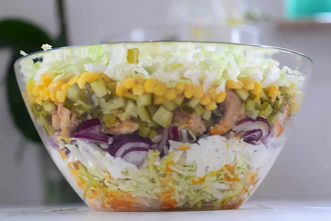 Warstwy sałatki gyros: kapusta, kukurydza, og&oacute;rek, kurczak, cebula, sos. Idealna na imprezę!