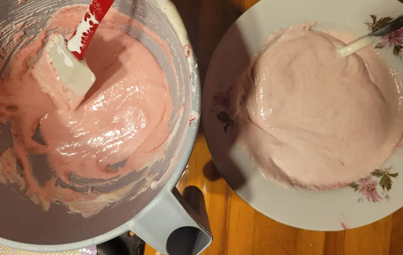 Ania gotuje: różowa masa na makaroniki w misce i na talerzyku.