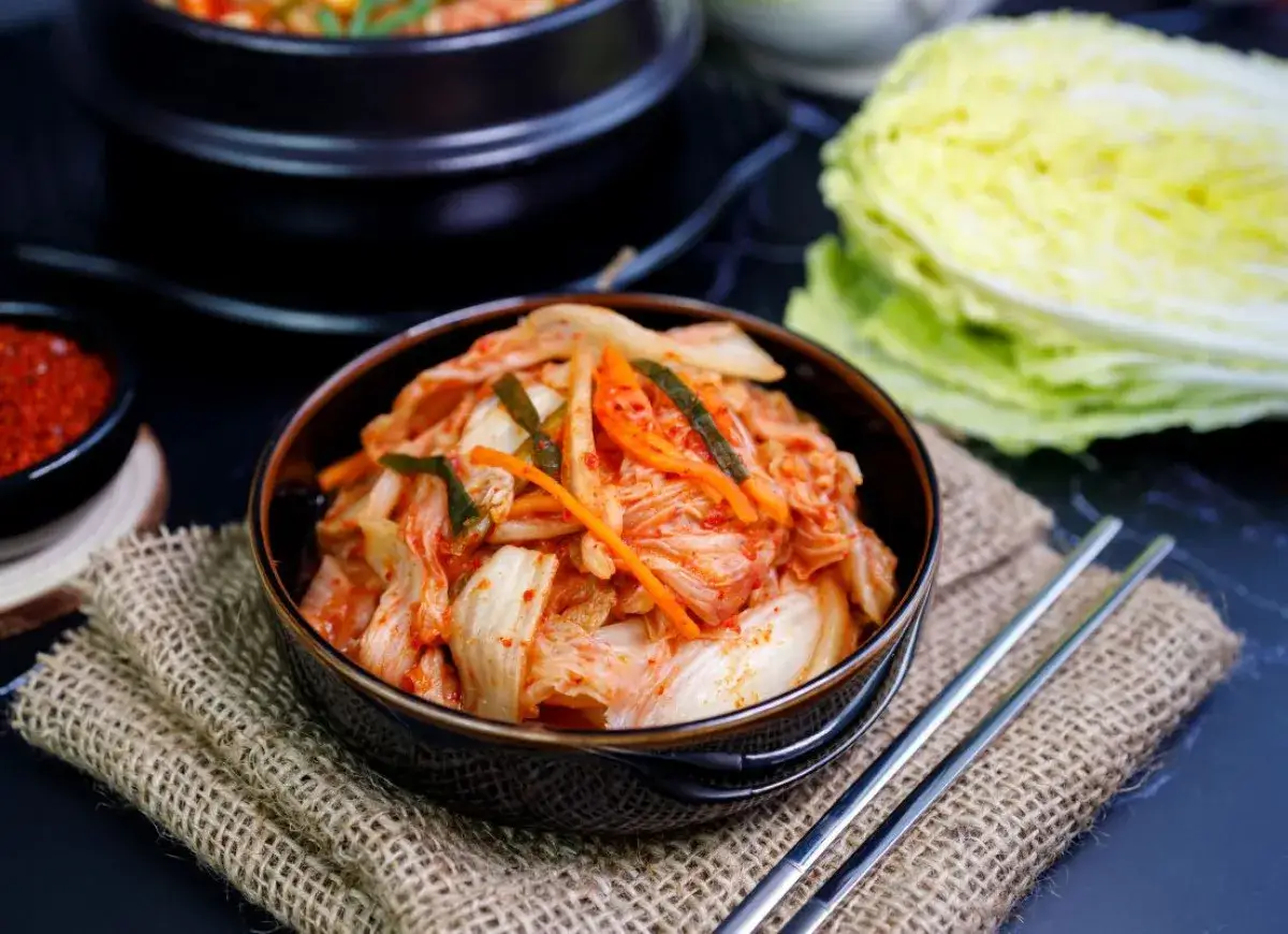 Pikantne, lekko kwaśne kimchi jak smakuje? Kapusta pekińska, marchewka i przyprawy tworzą wyrazisty smak.