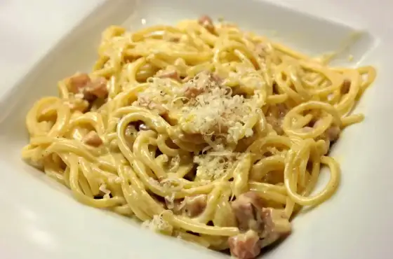 Carbonara ze śmietaną - przepis, proporcje i triki