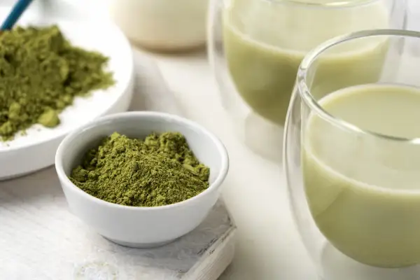 Zielona herbata matcha w proszku i gotowy napój w szklankach. Czy matcha jest dla dzieci? To pytanie nurtuje wielu rodziców.