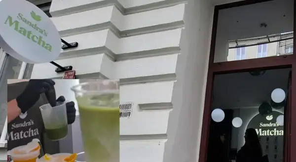 Znak "Sandra's Matcha", przygotowywanie napoju matcha, witryna sklepu.