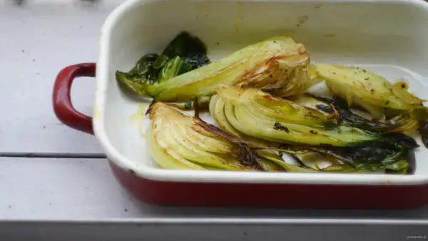 Pieczona kapusta pak choi w naczyniu, idealna do prostych przepisów.