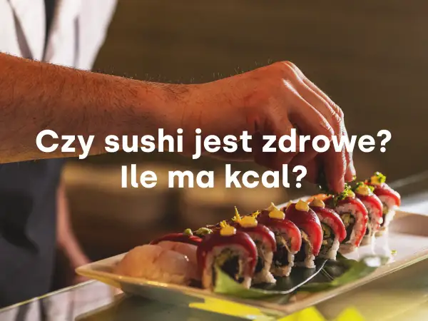 Dłoń dekoruje sushi. Czy sushi jest zdrowe? Ile ma kcal?