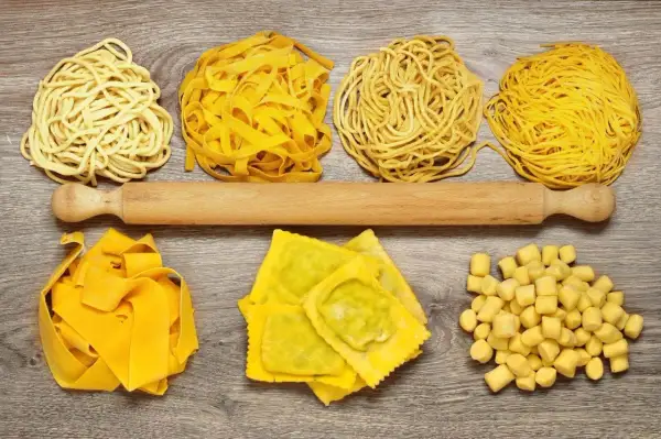 Różne rodzaje makaronu: nitki, wstążki, ravioli i drobne kluseczki. Idealne składniki do pysznej zupy z makaronem.