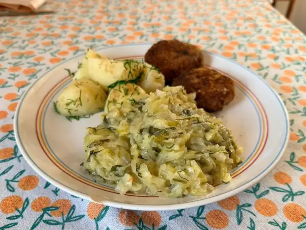 Pyszne danie: kotlety, ziemniaki z koperkiem i duszona młoda kapusta. Idealny przepis na obiad!