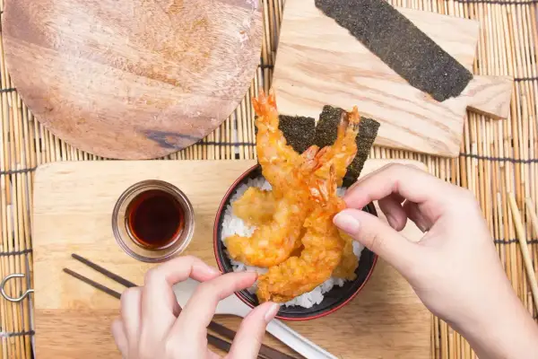 Chrupiące krewetki w cieście tempura na ryżu, gotowe do jedzenia. Idealny przepis na tempurę!
