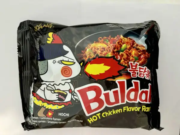 Gdzie kupić buldak ramen? Opakowanie pikantnego kurczakowego ramenu z postacią Houchi.