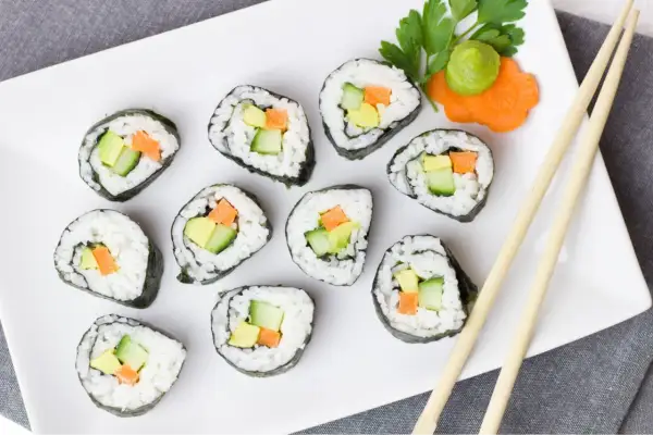 Roladki sushi z awokado i marchewką. Idealne do przygotowania z zalewą do ryżu sushi.