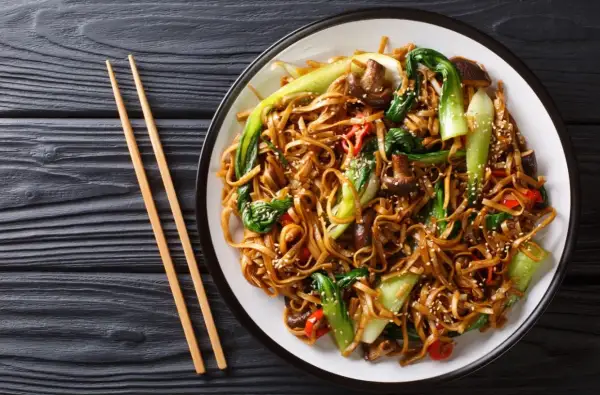 Talerz pełen pad thai z warzywami i grzybami. Zastanawiasz się, ile kalorii ma pad thai?