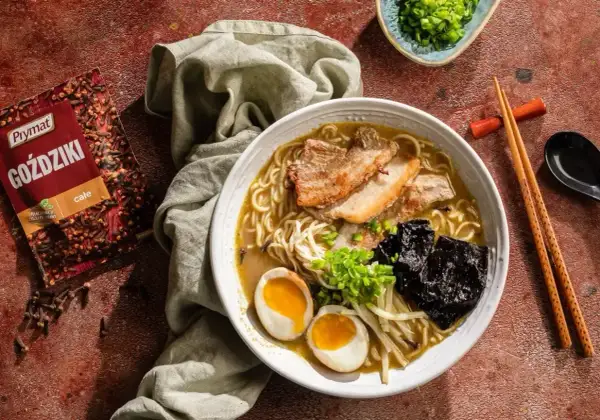 Jak zrobić ramen? Aromatyczny bulion, makaron, jajko na pół, chrupiący boczek i nori. Idealny przepis na rozgrzewający posiłek.